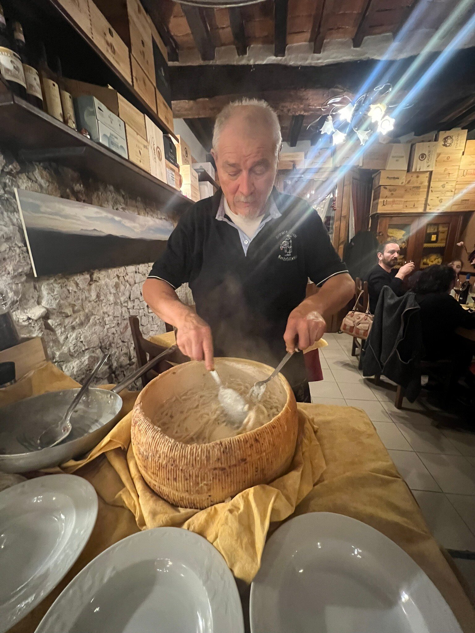 La mantecatura nella forma di pecorino, tra i raggi di luce