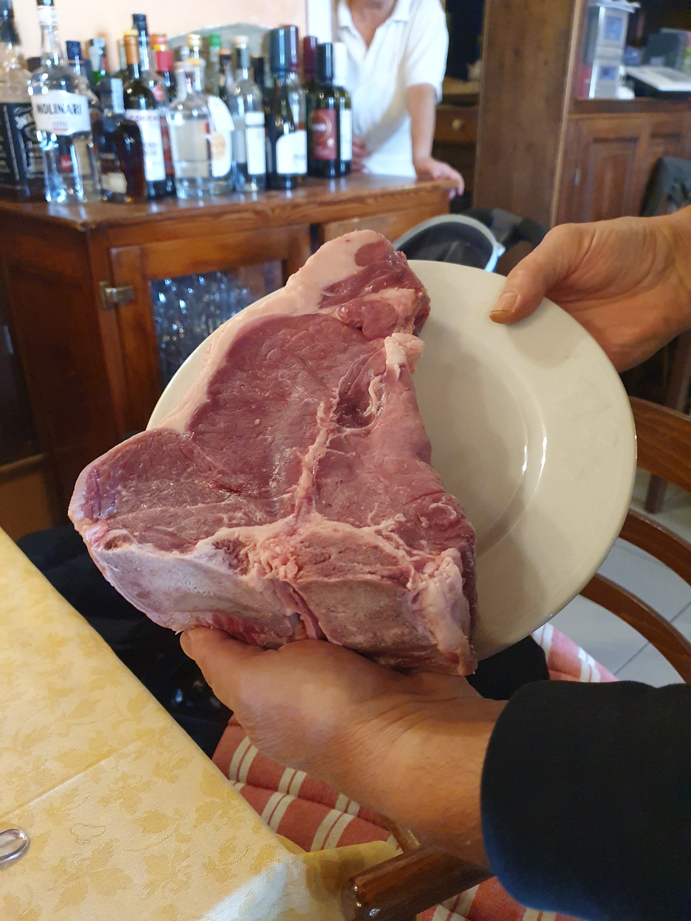 La bistecca alla fiorentina mostrata a crudo, prima della brace