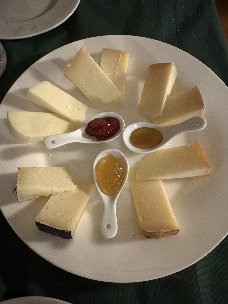 Degustazione di formaggi locali con miele e marmellate