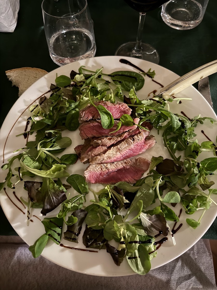 Tagliata di manzo su insalatina