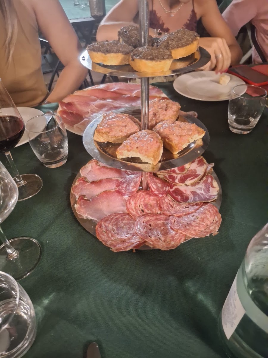 L'alzata di salumi e crostini