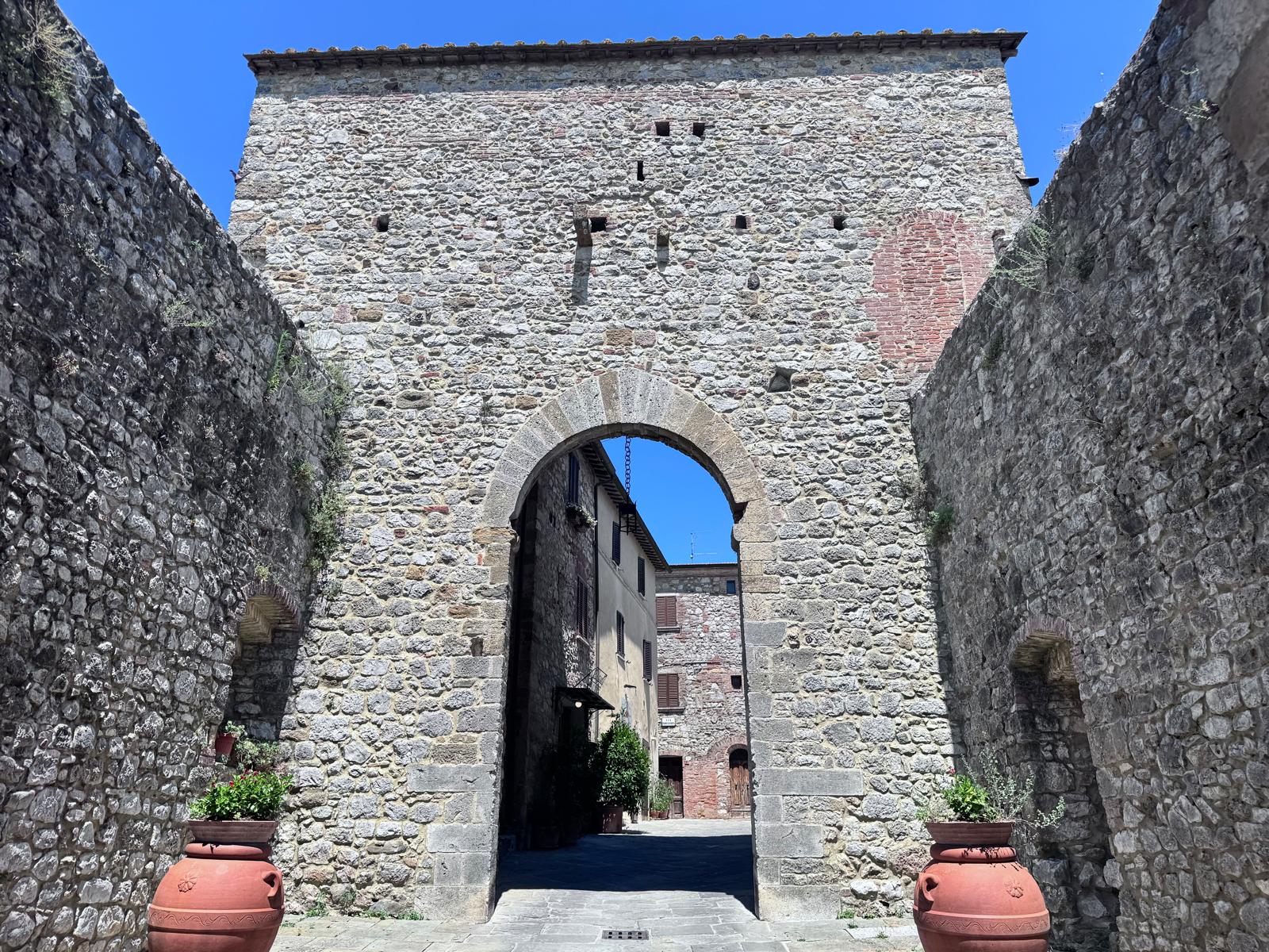 La porta medievale del borgo di Montefollonico