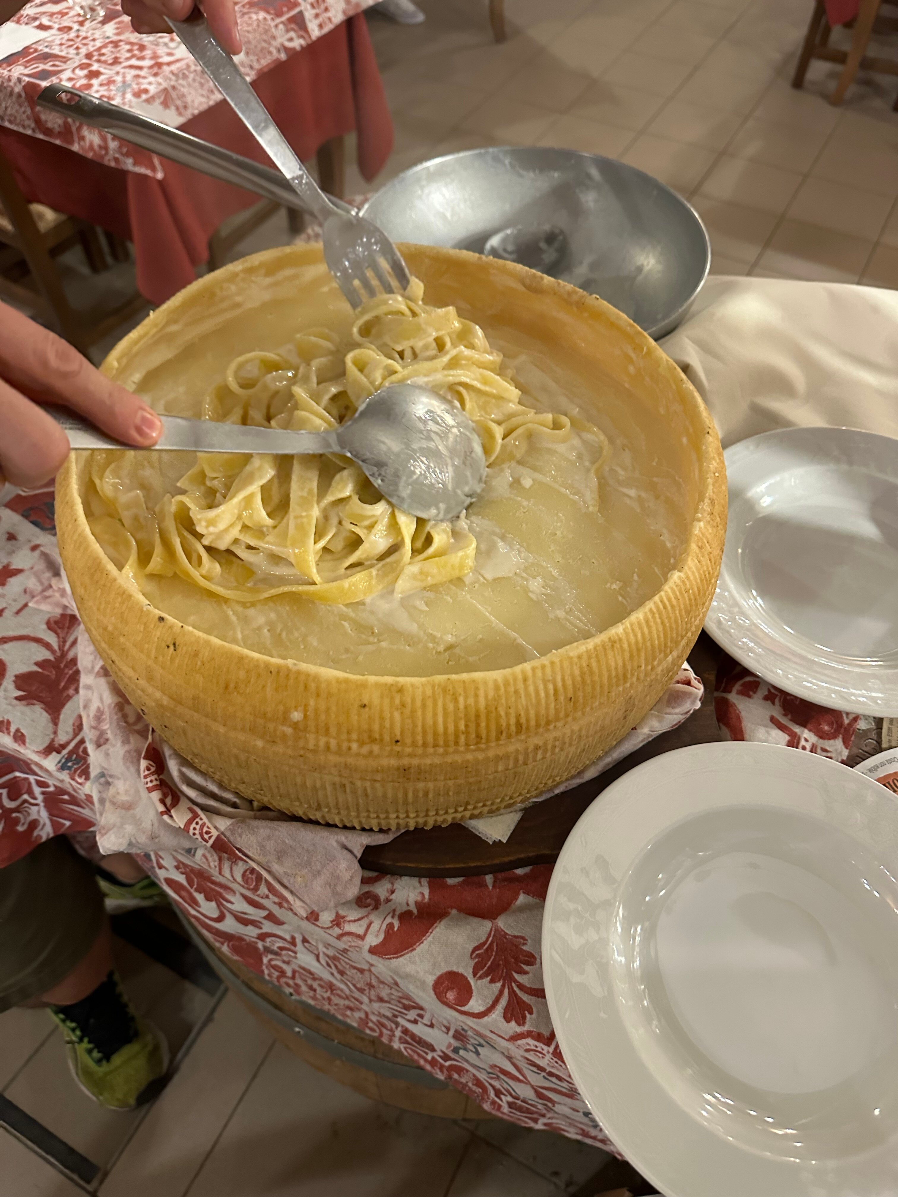 La pasta mantecata dentro la forma di pecorino Il Grande Vecchio