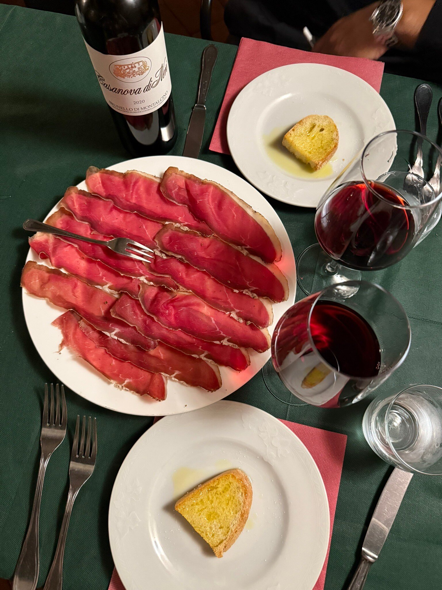 Carpaccio e un calice di Brunello