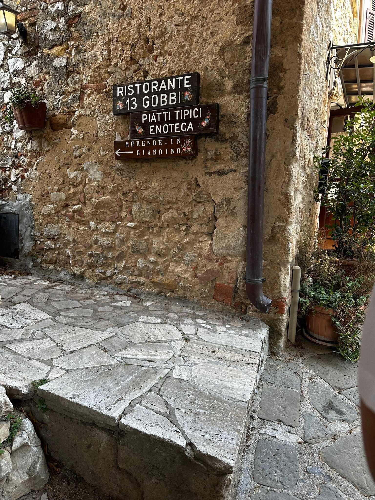 L'insegna Ristorante 13 Gobbi nel vicolo